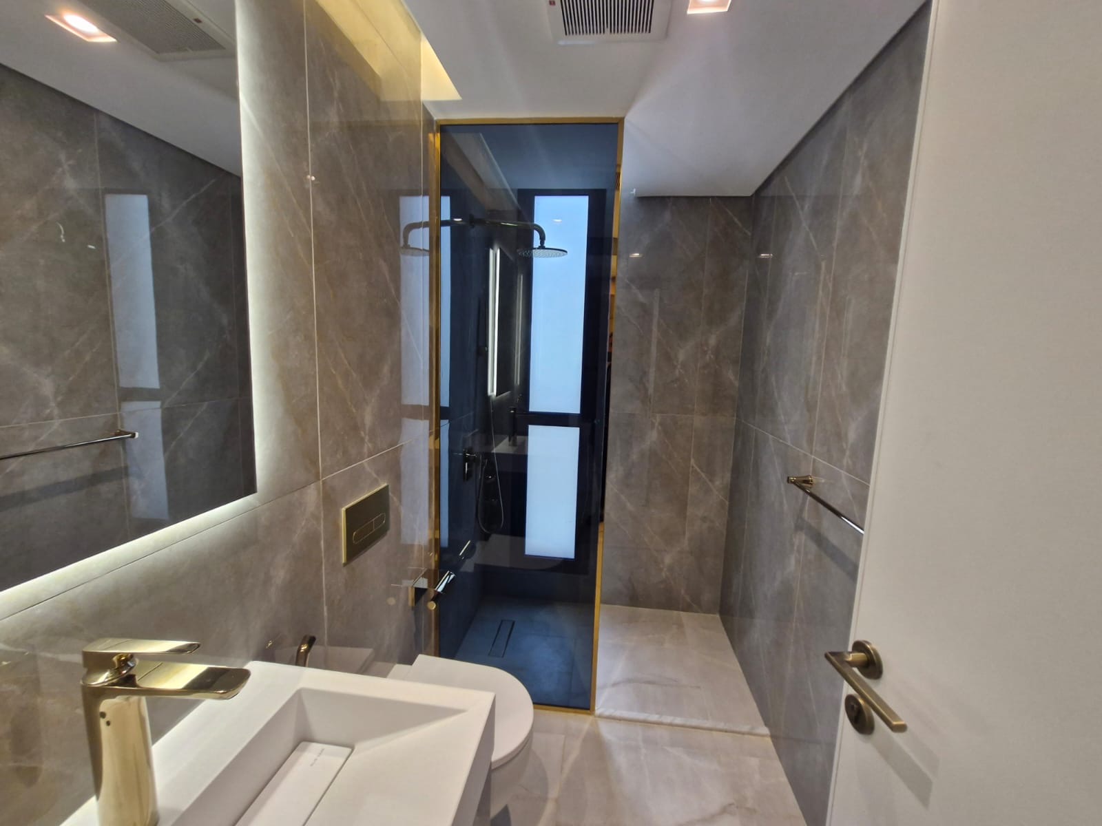 **Modern Luxury Villa for Rent in "Etual Roshan" Project – Signed by Elie Saab** 🏡✨  